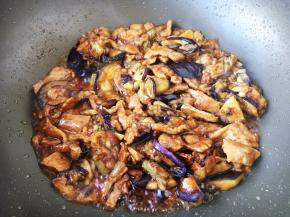 放入1勺甜面酱。 翻炒均匀后中小火焖5分钟左右，期间可放少许的水。