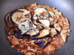 放入煎好的茄子片。