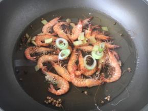 鲜虾提前煮熟。煮虾时先把水煮开，水里放少许盐、花椒、葱姜，虾颜色变红并且打弯即可捞出来过凉水，沥干水分备用。