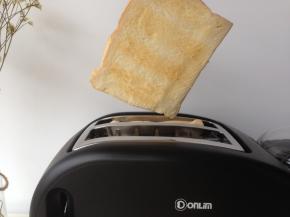 将吐司片放进多士炉吐司槽内，拔动调色滑键选择所需的烧色，按“烤面包”按键，轻轻向下按推动条直到下端。时间到，面包片自动弹起，烘烤结束。这个面包片是1档，大概烤1分钟，最后一块面包片同样操作，没有多士炉这步骤可以省略