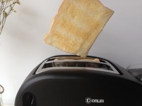 将吐司片放进多士炉吐司槽内，拔动调色滑键选择所需的烧色，按“烤面包”按键，轻轻向下按推动条直到下端。时间到，面包片自动弹起，烘烤结束。这个面包片是1档，大概烤1分钟，最后一块面包片同样操作，没有多士炉这步骤可以省略