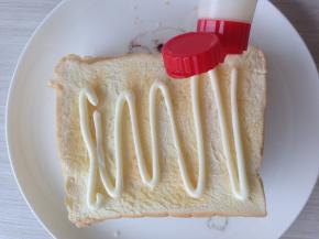 在面包片上挤上沙拉酱