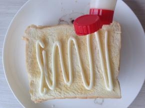 在面包片上挤上沙拉酱