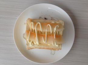 放上蜜瓜片，再挤上沙拉酱