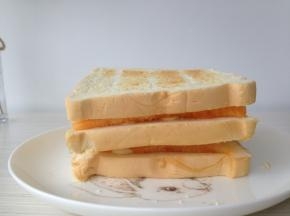 盖上另一块吐司片，同样操作，再做一层