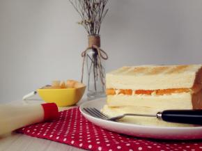 从中间对半切开即可，当然不切也可以。吃起来很清爽的感觉，水果和面包果然很搭呢