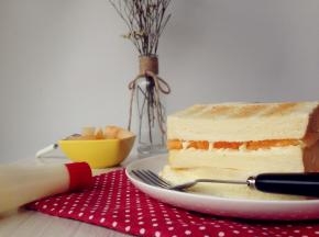 从中间对半切开即可，当然不切也可以。吃起来很清爽的感觉，水果和面包果然很搭呢