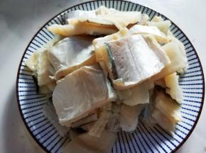 鳗鱼干提前用水泡一小时以上，切段。
