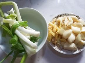 葱姜蒜准备好，葱挽葱结。