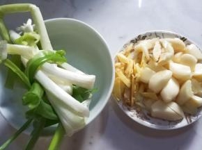 葱姜蒜准备好，葱挽葱结。