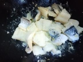 煎干水分，皮肉收紧轻微发黄就可以了。