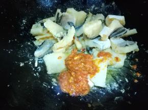 放豆瓣酱炒香。