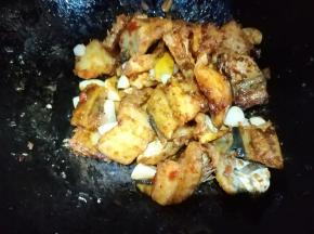 放生抽，老抽翻炒上色。