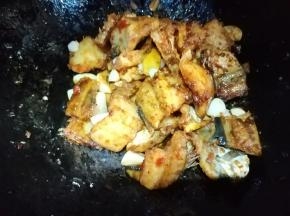 放生抽，老抽翻炒上色。