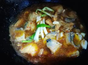 加水没过鳗鱼，放葱结。