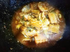 大火烧开，中火焖半小时最后收汁即可。