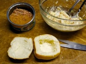 馒头煎去三分一，挖出包片做成盒子状