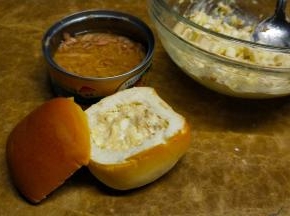 喜欢香脆的可将面包放入烤箱烤脆，再将吞拿鱼鸡蛋沙拉装入盒子里即可