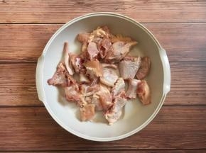 将鸡剁成小块。