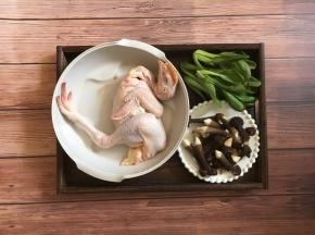 主要食材：三黄鸡半只、黑鸡枞120g、小油菜50g。