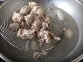 汆烫后捞出鸡块备用。