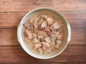 用清水浸泡20分钟，再清洗干净。