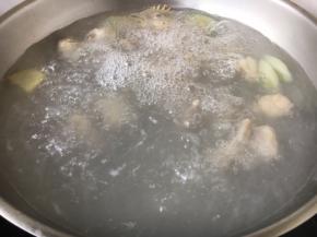 锅里放大量开水，放入焯过水的鸡块，大火煮开，小火煲30分钟。