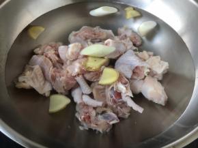 锅里放大量的清水，放少许姜片、葱段，大火煮开，汆烫1分钟。