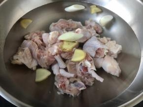 锅里放大量的清水，放少许姜片、葱段，大火煮开，汆烫1分钟。