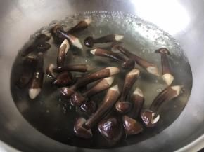 黑鸡枞汆烫一下，捞出备用。