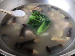 放入适量的盐调味。