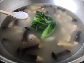 放入适量的盐调味。