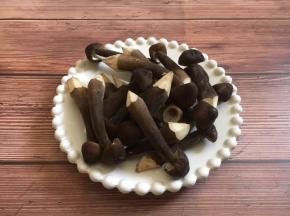 清水里放少许淀粉浸泡一会儿，再清洗干净。淀粉能帮助把菌里包裹的细沙和杂质清洗得更干净。面粉等都有同样功效。