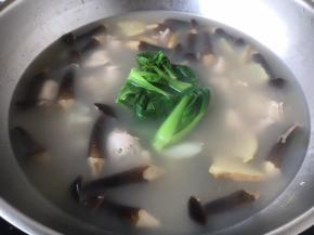 放入小油菜，煮开即可。