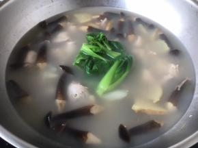 放入小油菜，煮开即可。