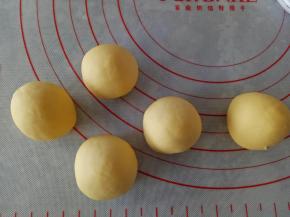 将白面团和南瓜面团分别揉透，揉光滑
黄色面团分为30克一份，剩下的一份用来做胳膊用