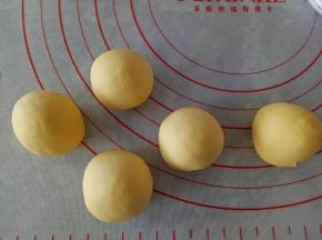 将白面团和南瓜面团分别揉透，揉光滑
黄色面团分为30克一份，剩下的一份用来做胳膊用