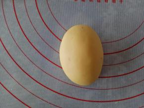 取一份30克南瓜面团包入豆沙，整形成椭圆或者是胶囊的形状（个人觉得椭圆的蒸出来比较萌）其他依次如此，全部整形好后盖保鲜膜放冰箱冷藏，防止快速发酵