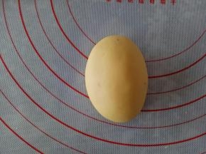 取一份30克南瓜面团包入豆沙，整形成椭圆或者是胶囊的形状（个人觉得椭圆的蒸出来比较萌）其他依次如此，全部整形好后盖保鲜膜放冰箱冷藏，防止快速发酵