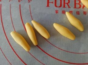 先来做配件，取1克黄色面团搓成如图形状做小黄人的胳膊（夏天记得放冰箱哈）
