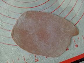 再取适量白色面团揉入可可粉，擀薄