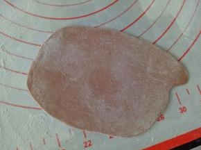 再取适量白色面团揉入可可粉，擀薄