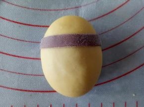 粘到小黄人的头部上方