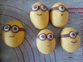 把中间的眼珠部分和嘴巴也做好