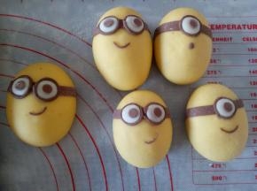 把中间的眼珠部分和嘴巴也做好