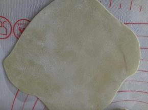 再取适量白色面团揉入菠菜粉，同样擀薄