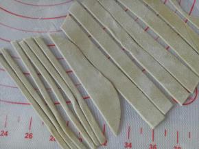 切成不等宽的条，用来做小黄人的衣服