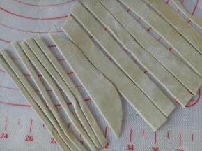 切成不等宽的条，用来做小黄人的衣服