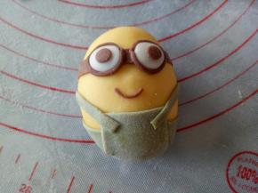 如图这样把小黄人的衣服给穿上