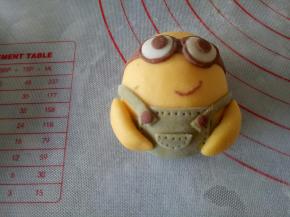 用牙签做点装饰，扎一些小孔作为机车走线，这样更显逼真